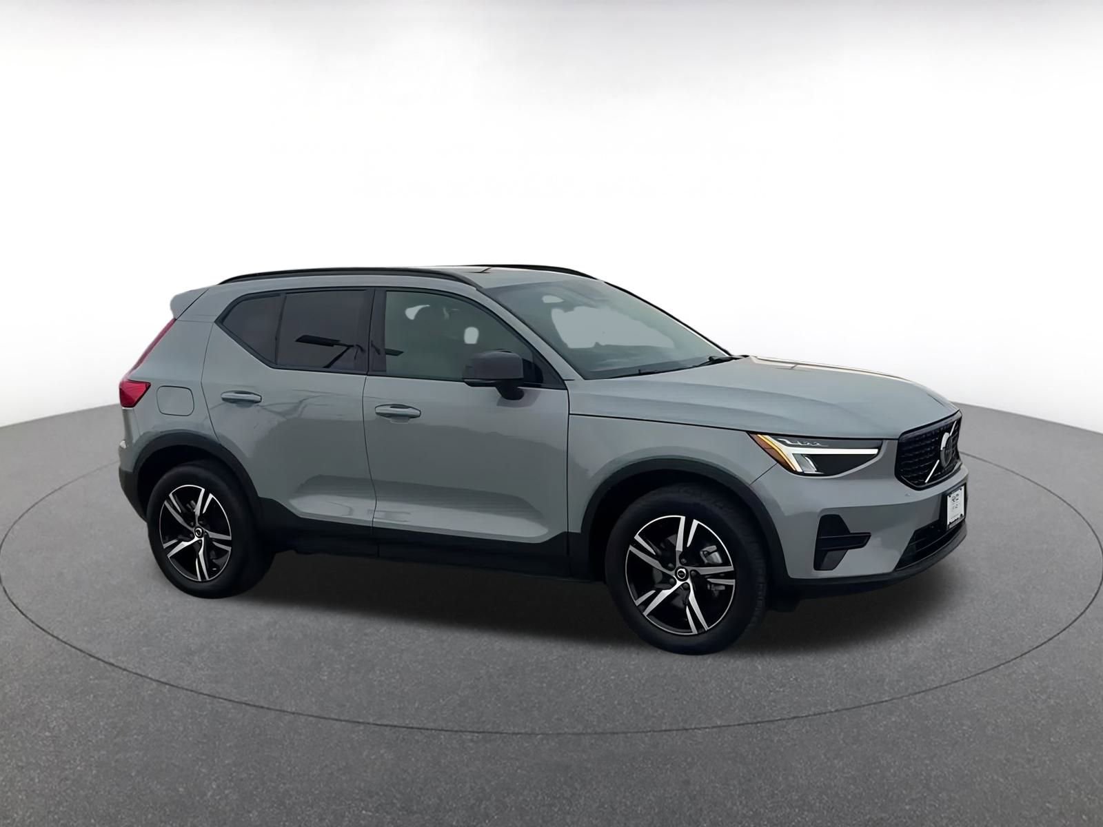 Used 2024 Volvo XC40 B5 Core image 2