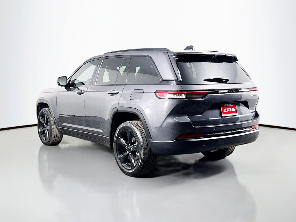 Used 2025 Jeep Grand Cherokee Limited w/ Luxury Tech Group II RWD image 3