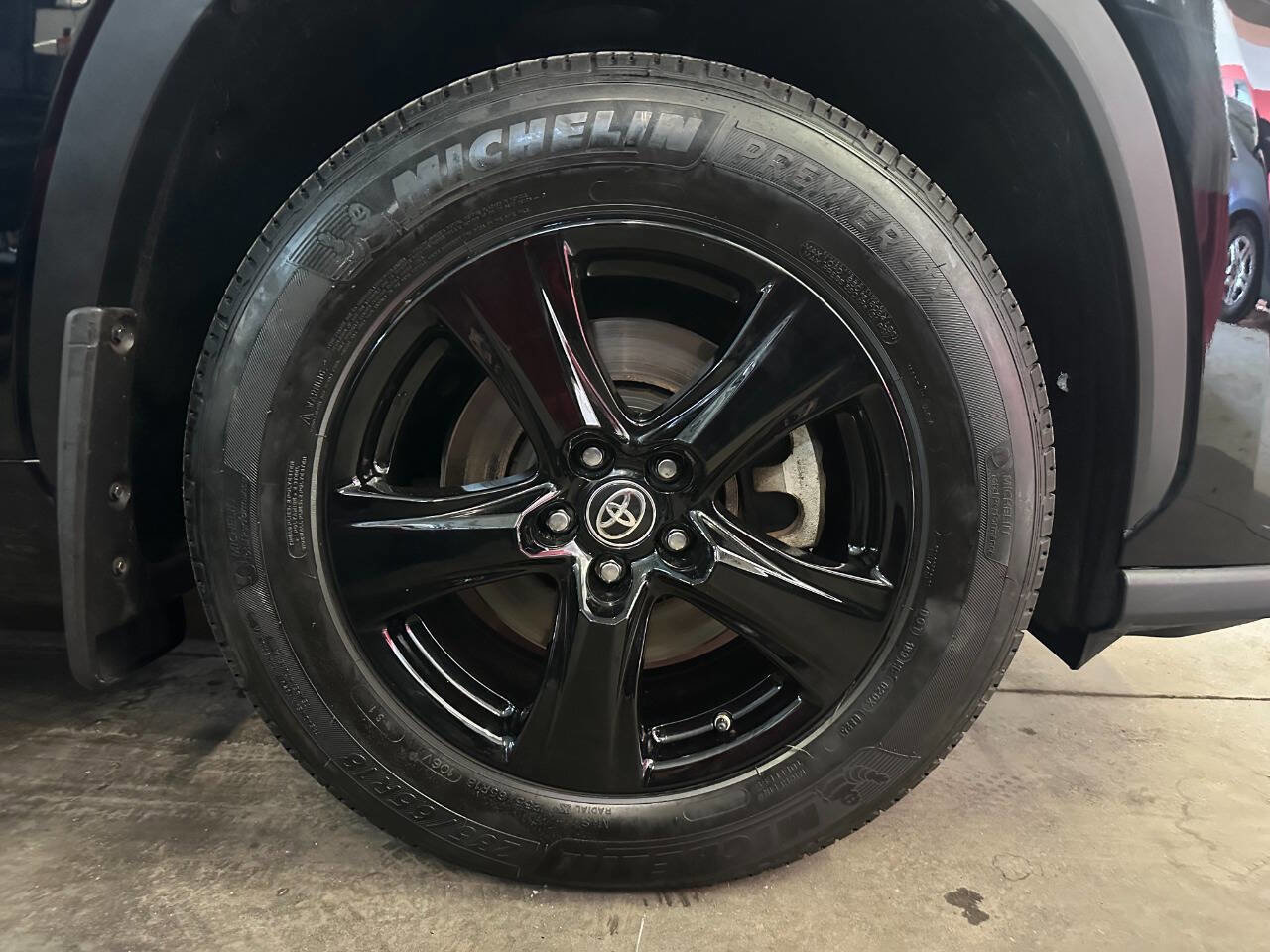 Used 2020 Toyota Highlander LE image 46