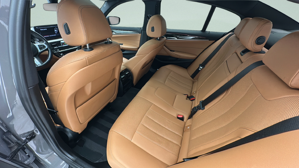 Used 2022 BMW 530i xDrive w/ M Sport Package AWD/4WD image 9