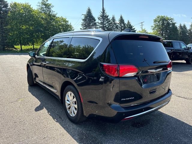 Used 2018 Chrysler Pacifica Touring-L w/ Premium Audio Group FWD image 4