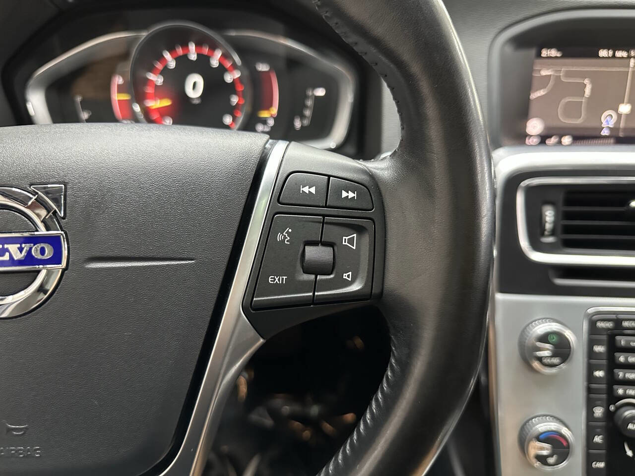 Used 2018 Volvo V60 T5 Dynamic w/ Vision Package image 22