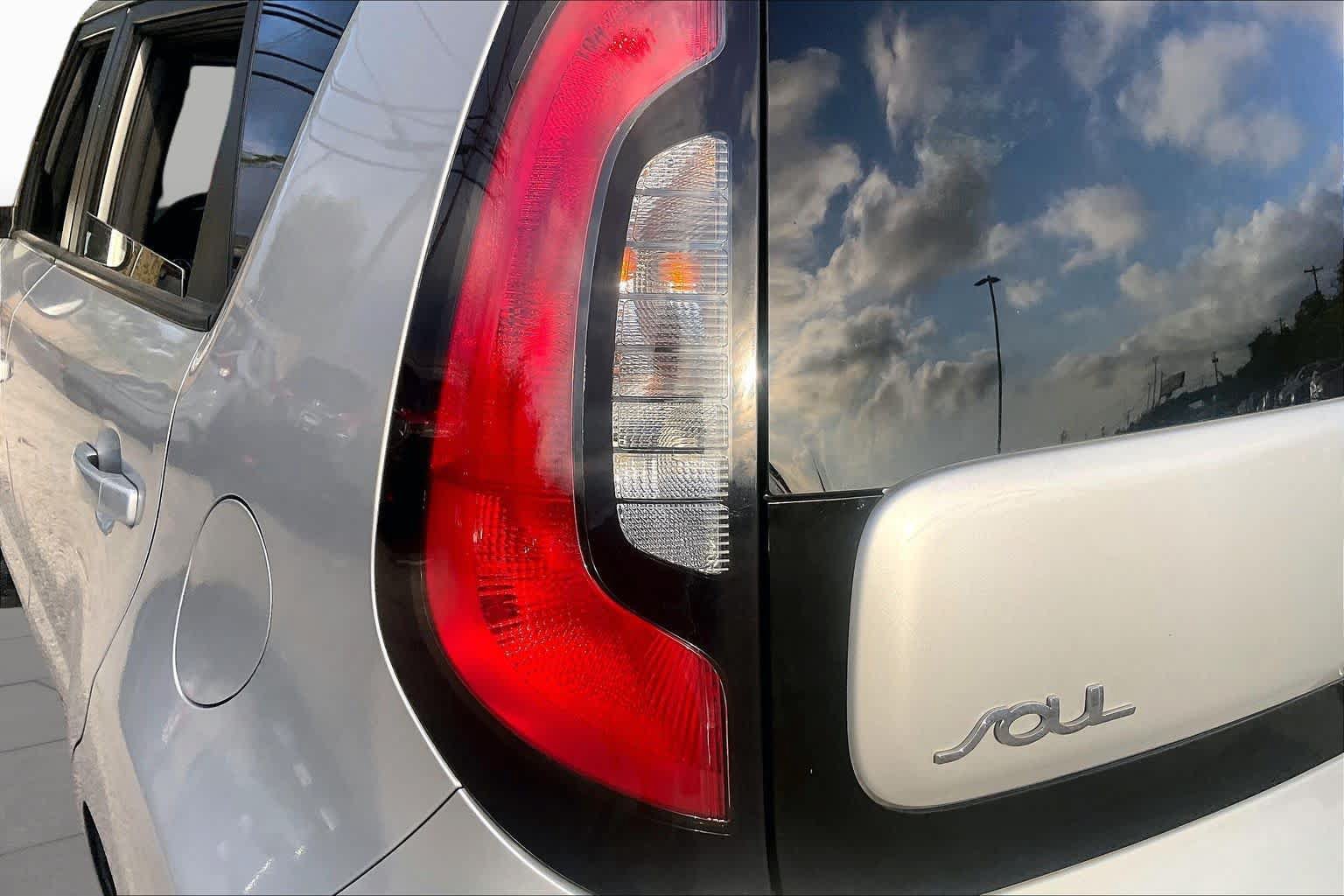 Used 2017 Kia Soul + FWD image 28