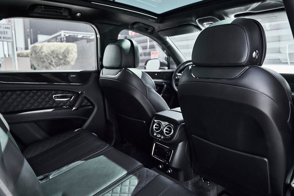 Used 2017 Bentley Bentayga AWD/4WD image 34