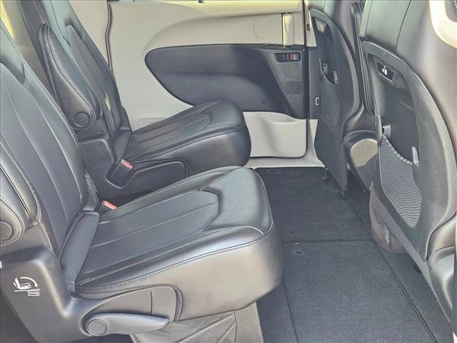 Used 2023 Chrysler Pacifica Touring-L FWD image 19