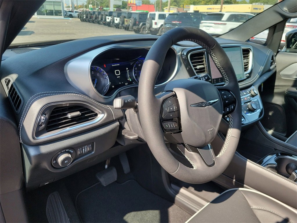 New 2026 Chrysler Pacifica Limited image 23