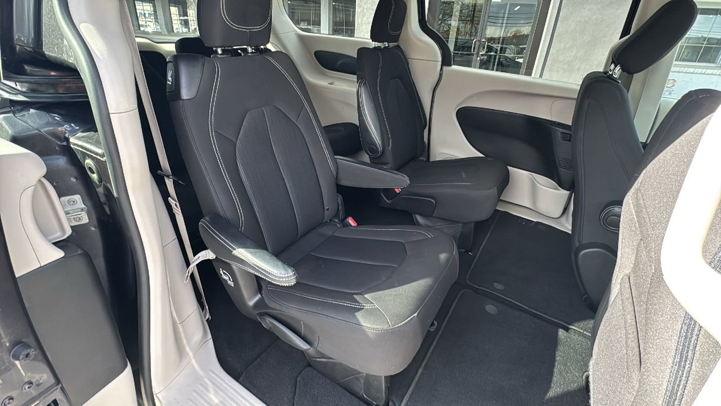 Used 2023 Chrysler Voyager LX image 20