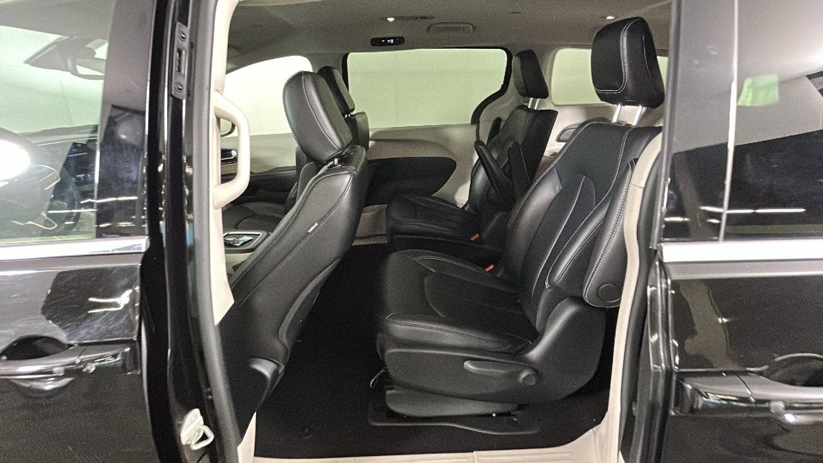 Used 2024 Chrysler Pacifica Limited FWD image 30