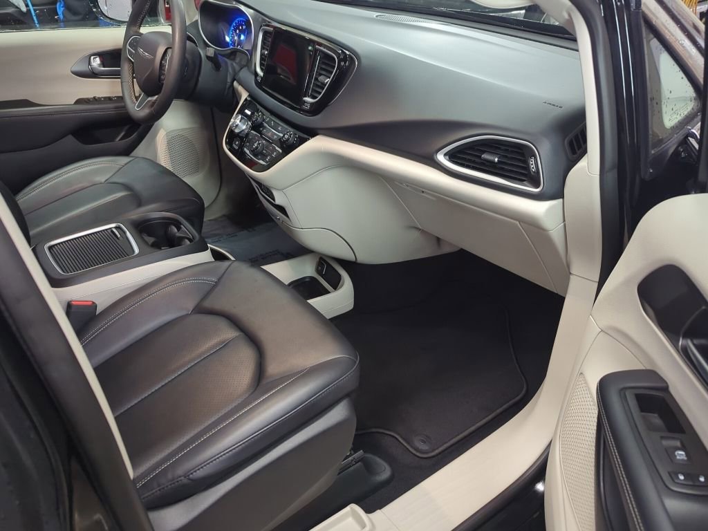 Used 2024 Chrysler Pacifica Touring-L image 35