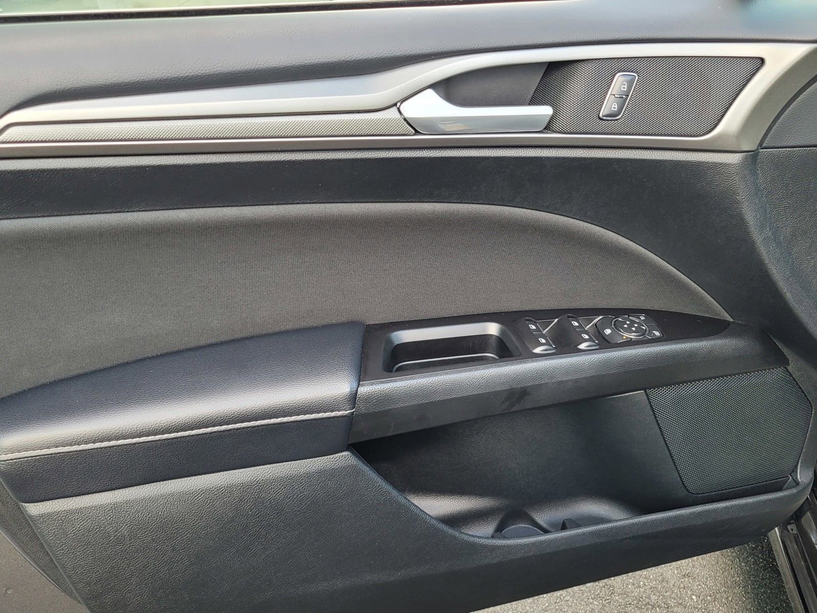 Used 2017 Ford Fusion SE w/ Fusion SE Technology Package image 16