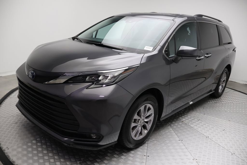 Certified 2025 Toyota Sienna XLE FWD image 2