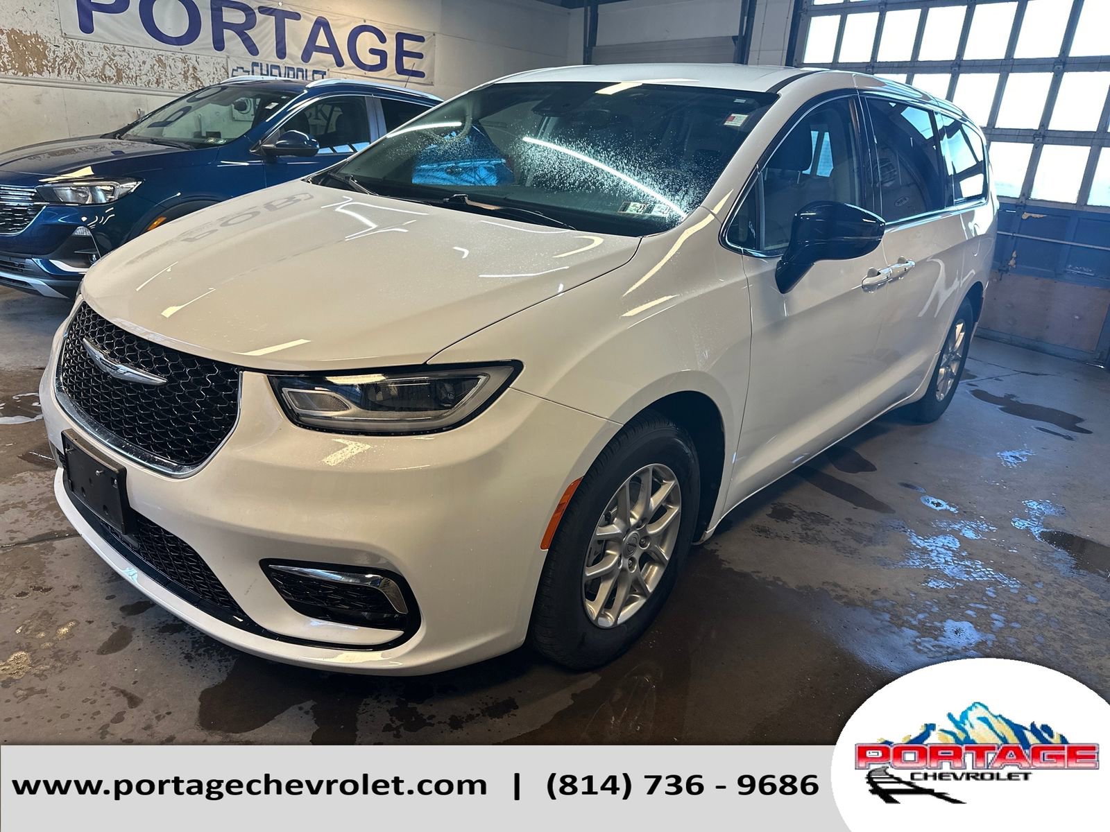 Used 2024 Chrysler Pacifica Touring-L image 1