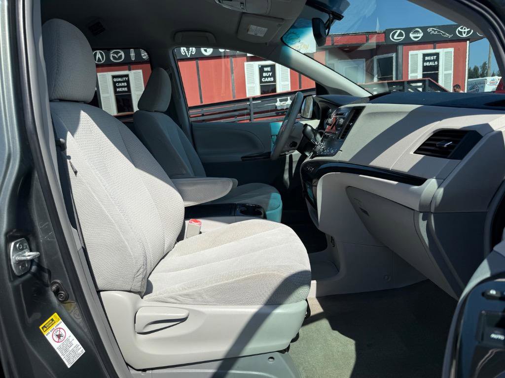 Used 2014 Toyota Sienna LE image 17