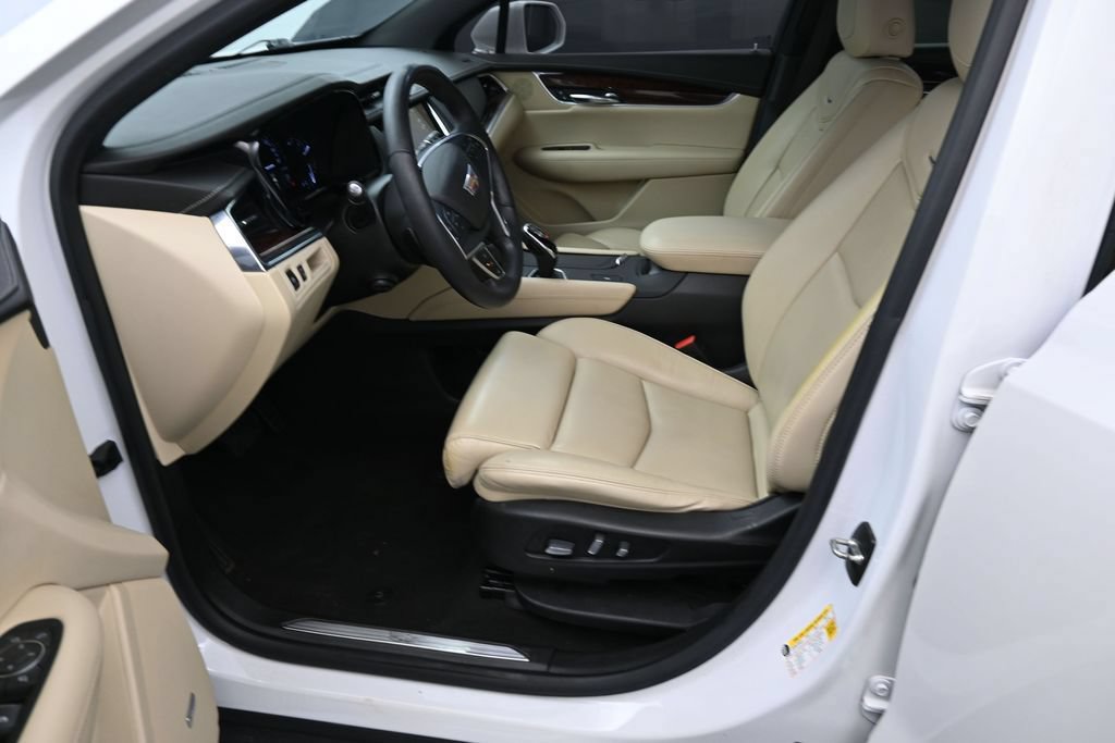 Used 2017 Cadillac XT5 Luxury w/ Driver Awareness Package FWD image 17
