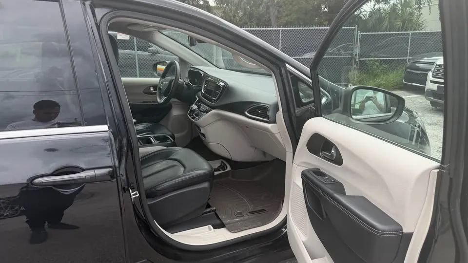 Used 2020 Chrysler Voyager Lxi FWD image 12