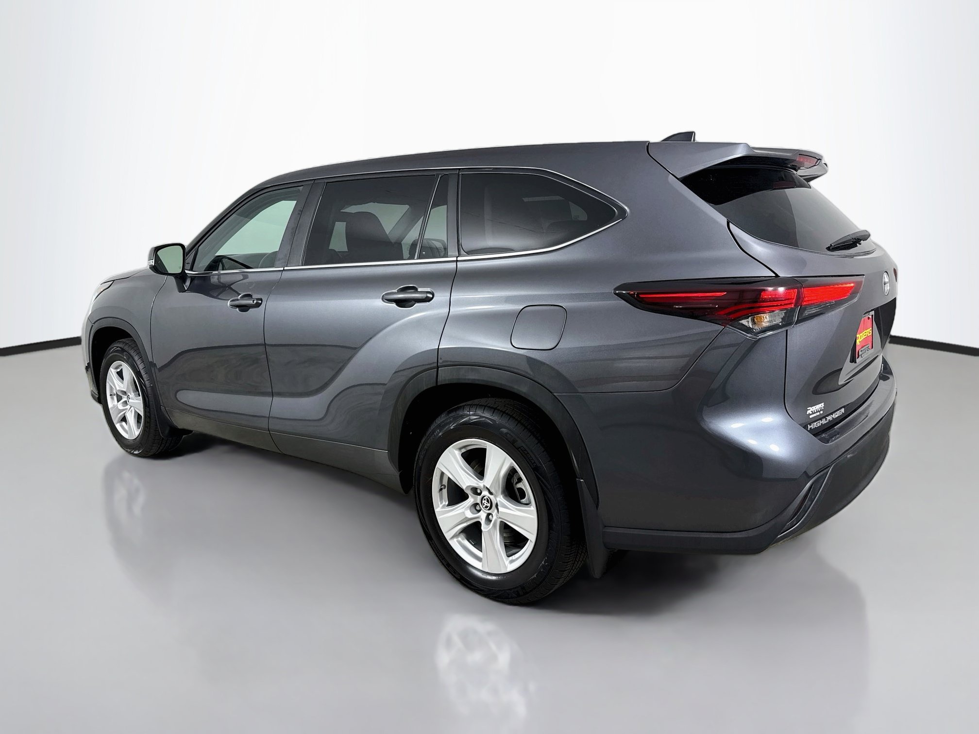 Used 2025 Toyota Highlander LE AWD/4WD image 6