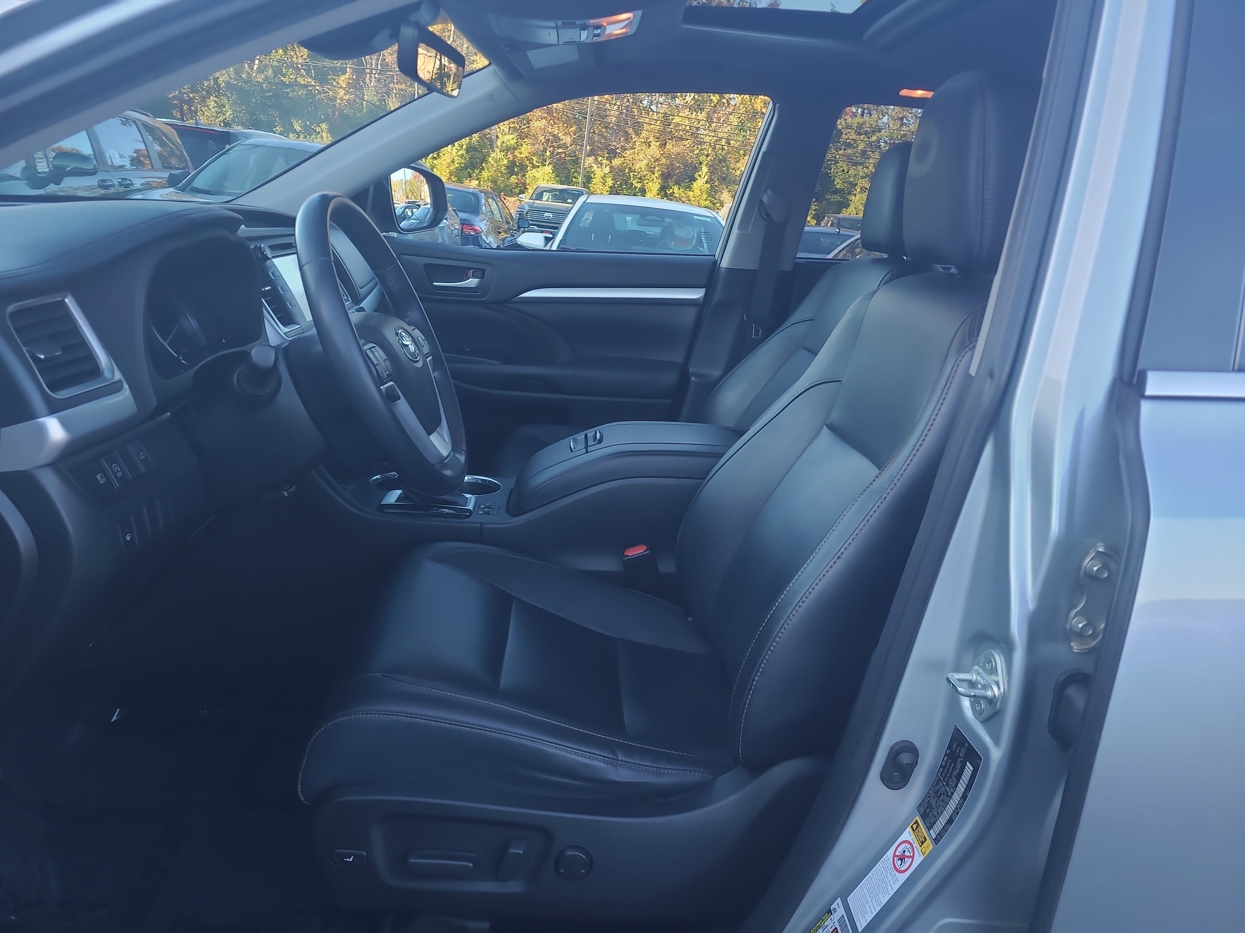 Used 2019 Toyota Highlander XLE AWD/4WD image 16