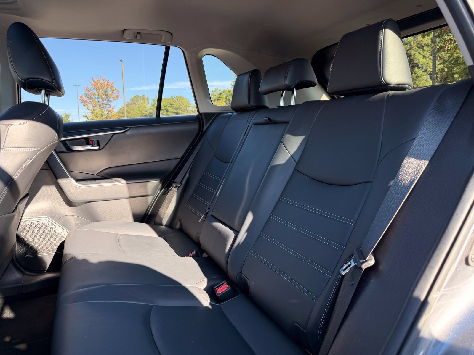 Used 2019 Toyota RAV4 XLE Premium FWD image 30
