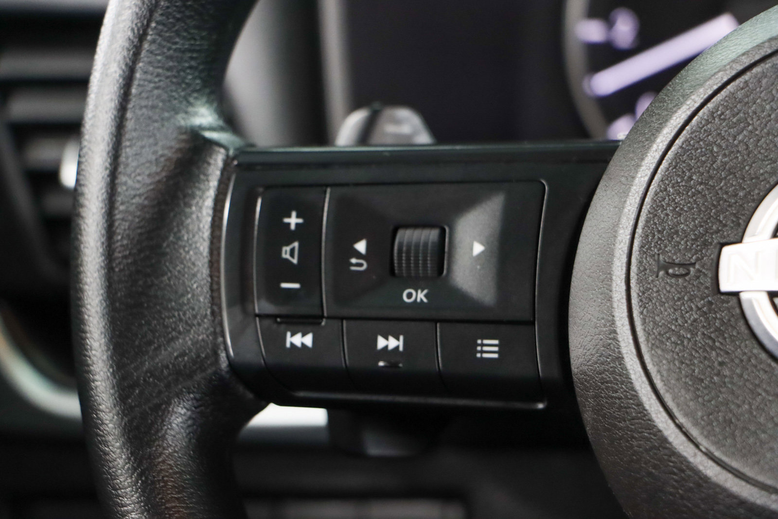 Used 2024 Nissan Rogue SV image 13