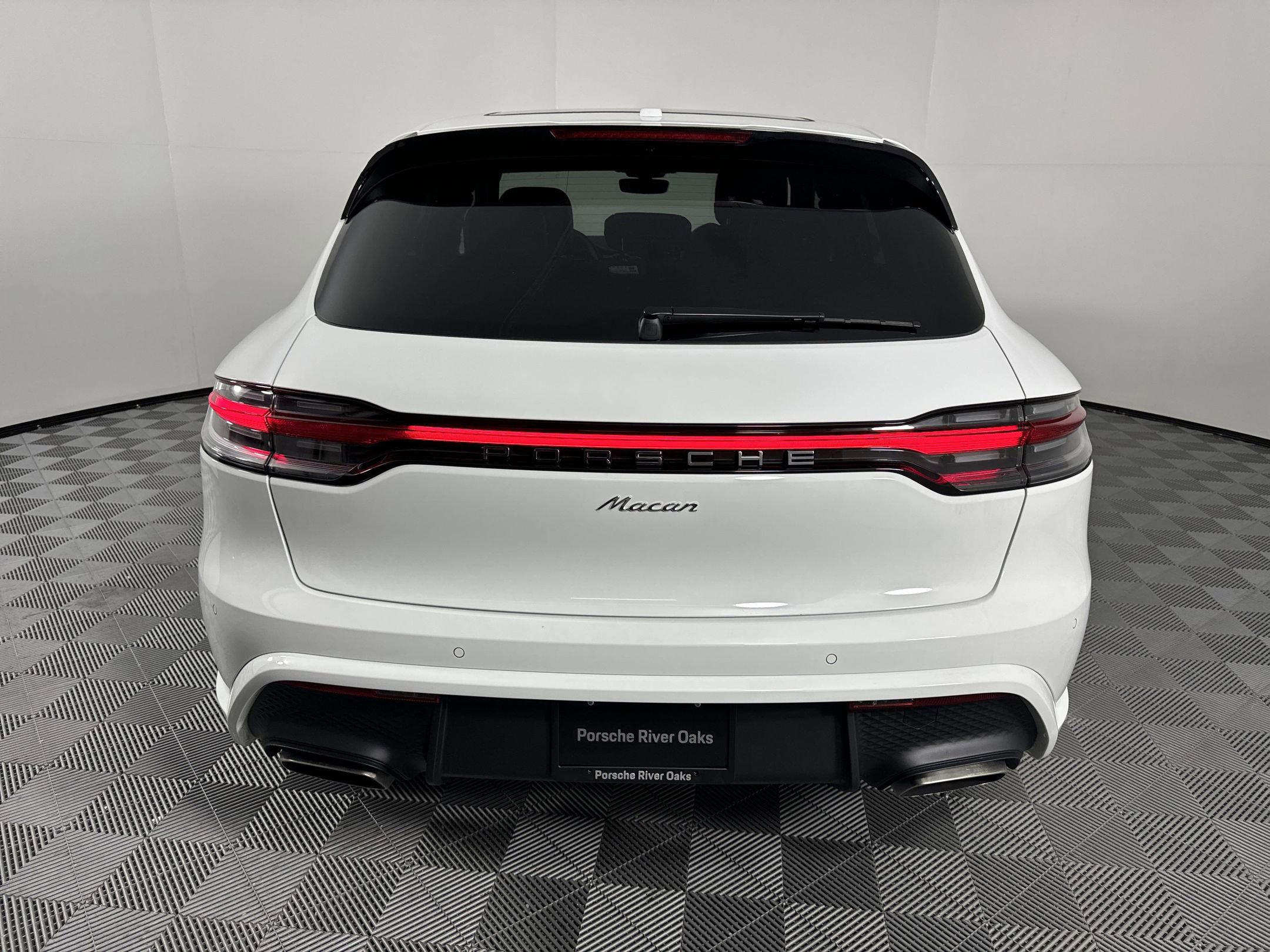 Certified 2025 Porsche Macan image 6