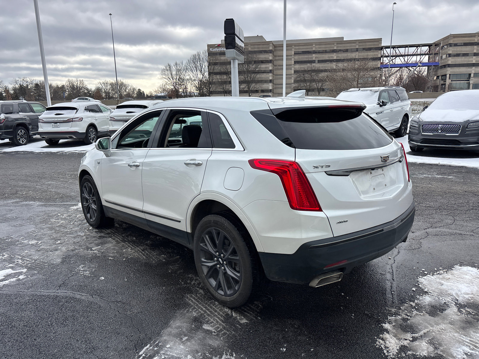 Used 2018 Cadillac XT5 Luxury w/ LPO, Black Ice Package image 5