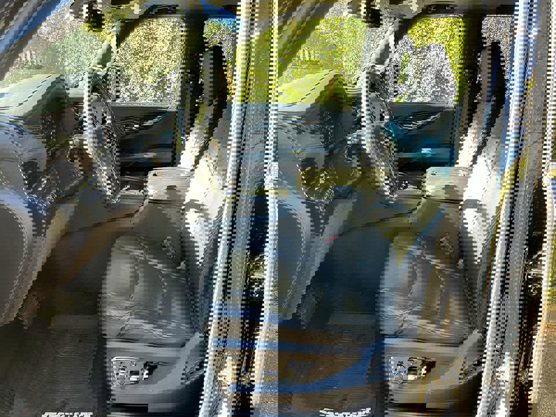 Used 2019 Cadillac Escalade Platinum image 16