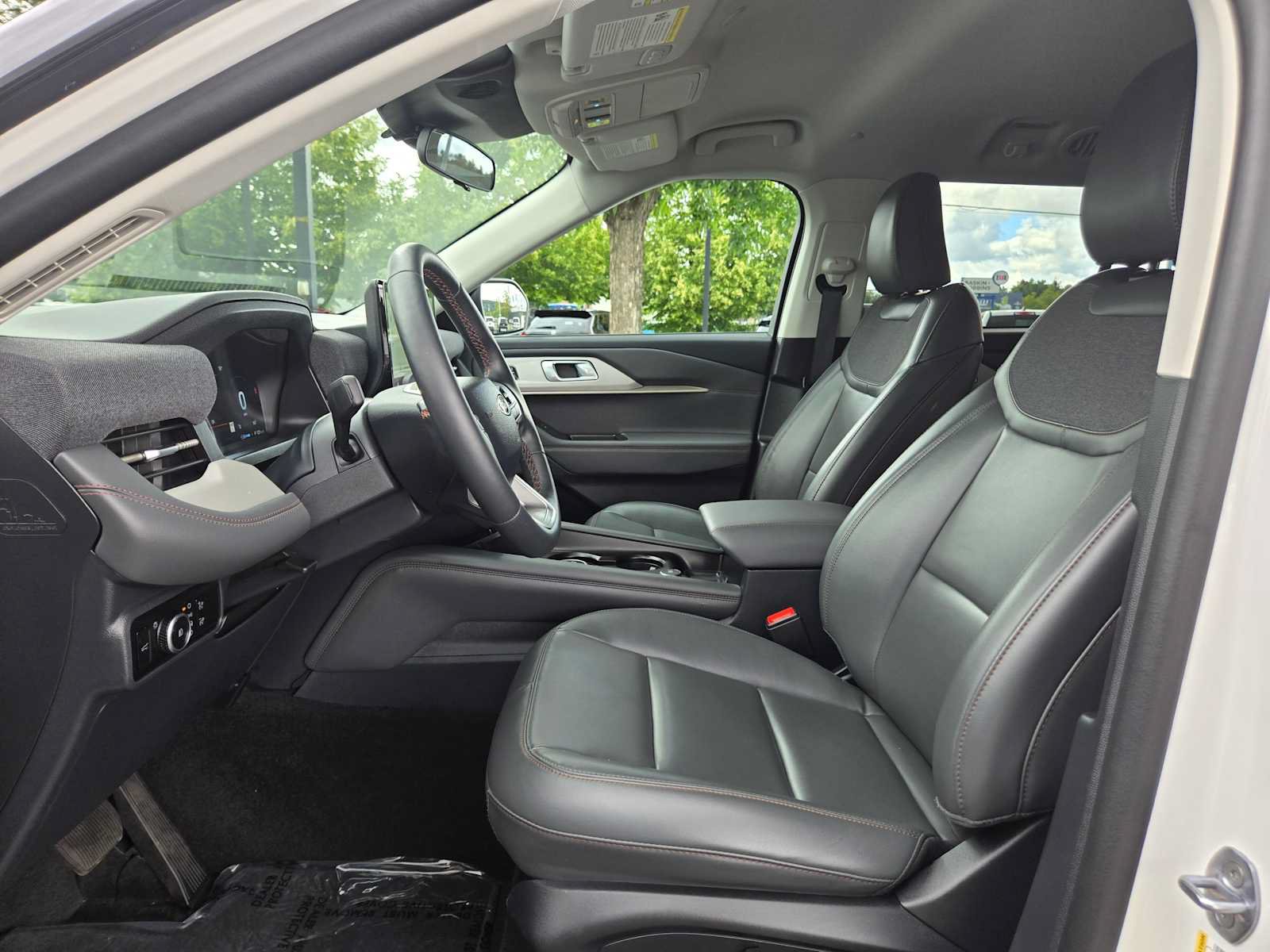 Used 2025 Ford Explorer Active w/ Active Comfort Package RWD image 22