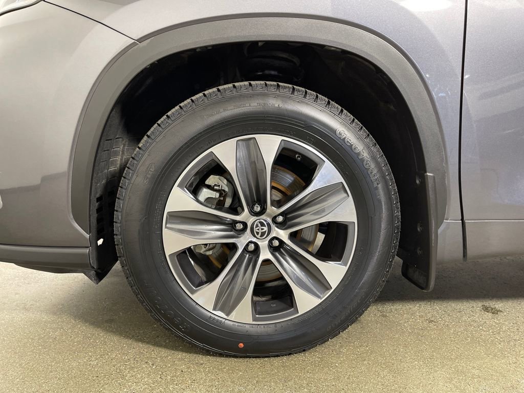 Used 2024 Toyota Highlander XLE AWD/4WD image 11
