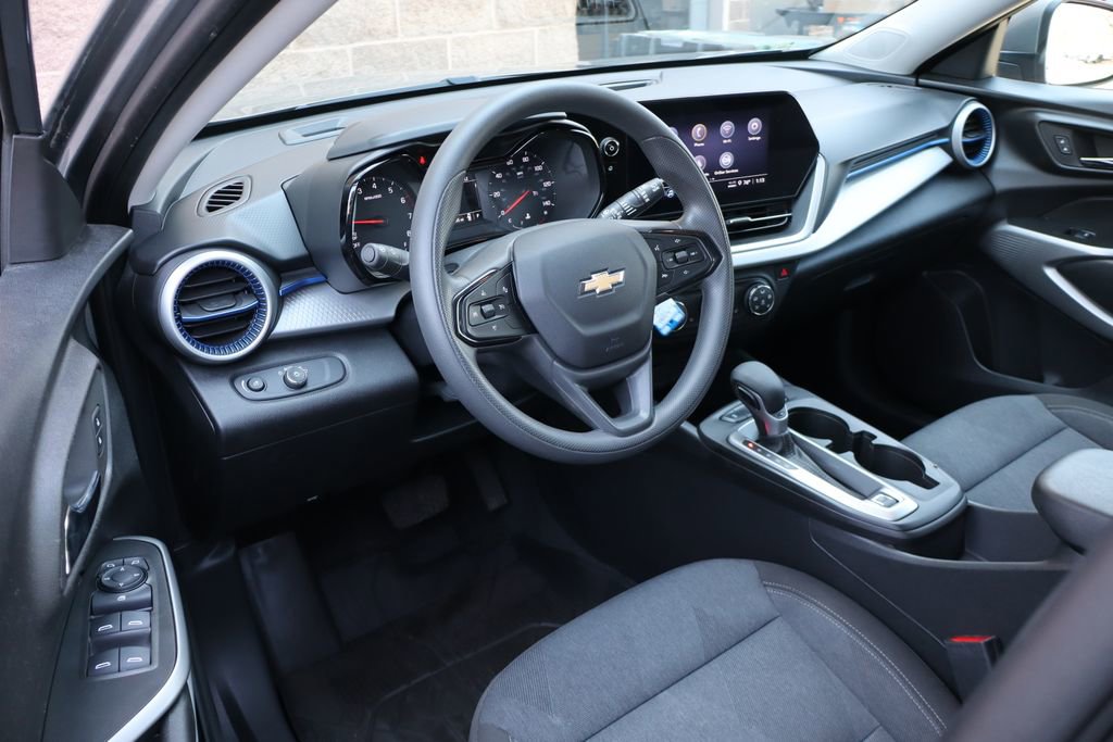 Used 2024 Chevrolet Trax LS w/ LS Convenience Package FWD image 11