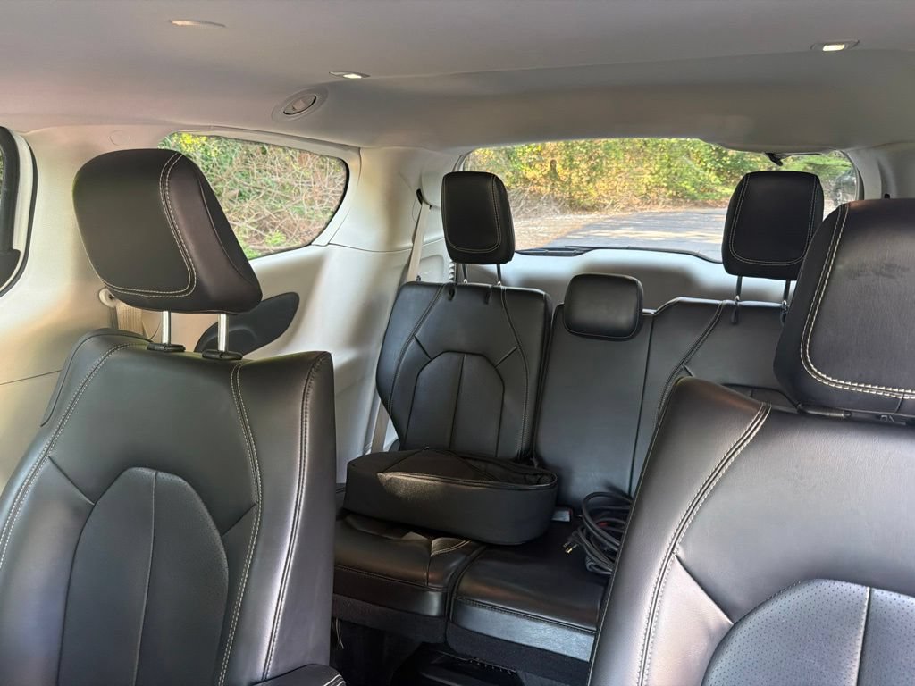 Used 2023 Chrysler Pacifica Touring-L FWD image 13