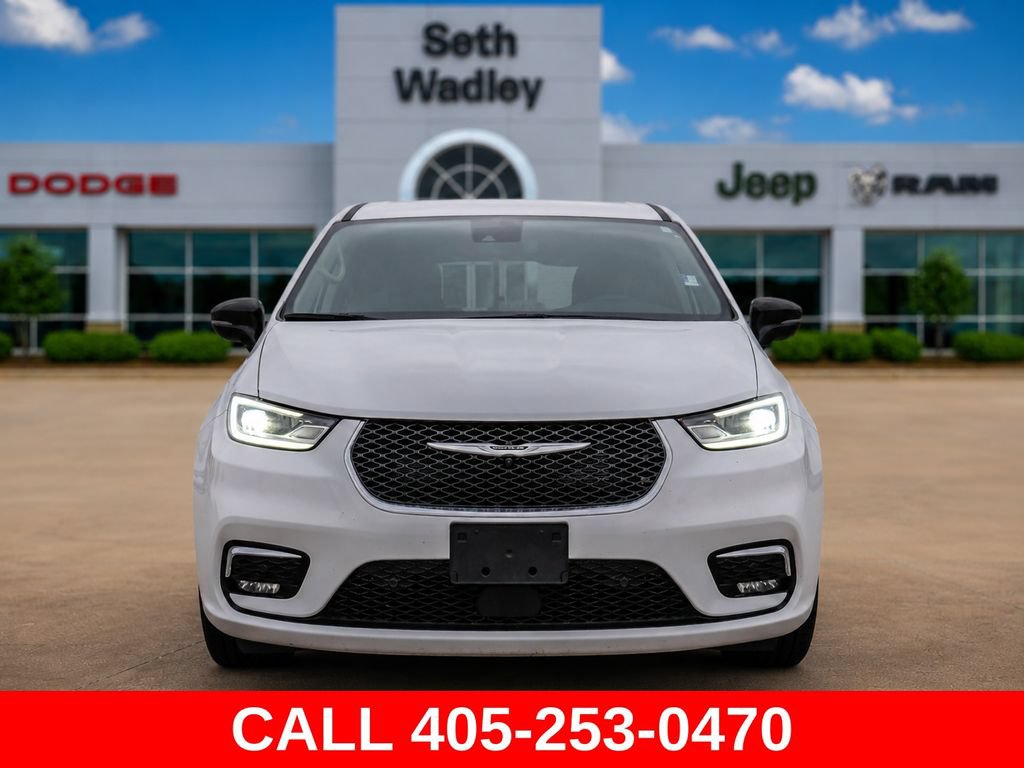 Used 2024 Chrysler Pacifica Touring-L AWD/4WD image 2