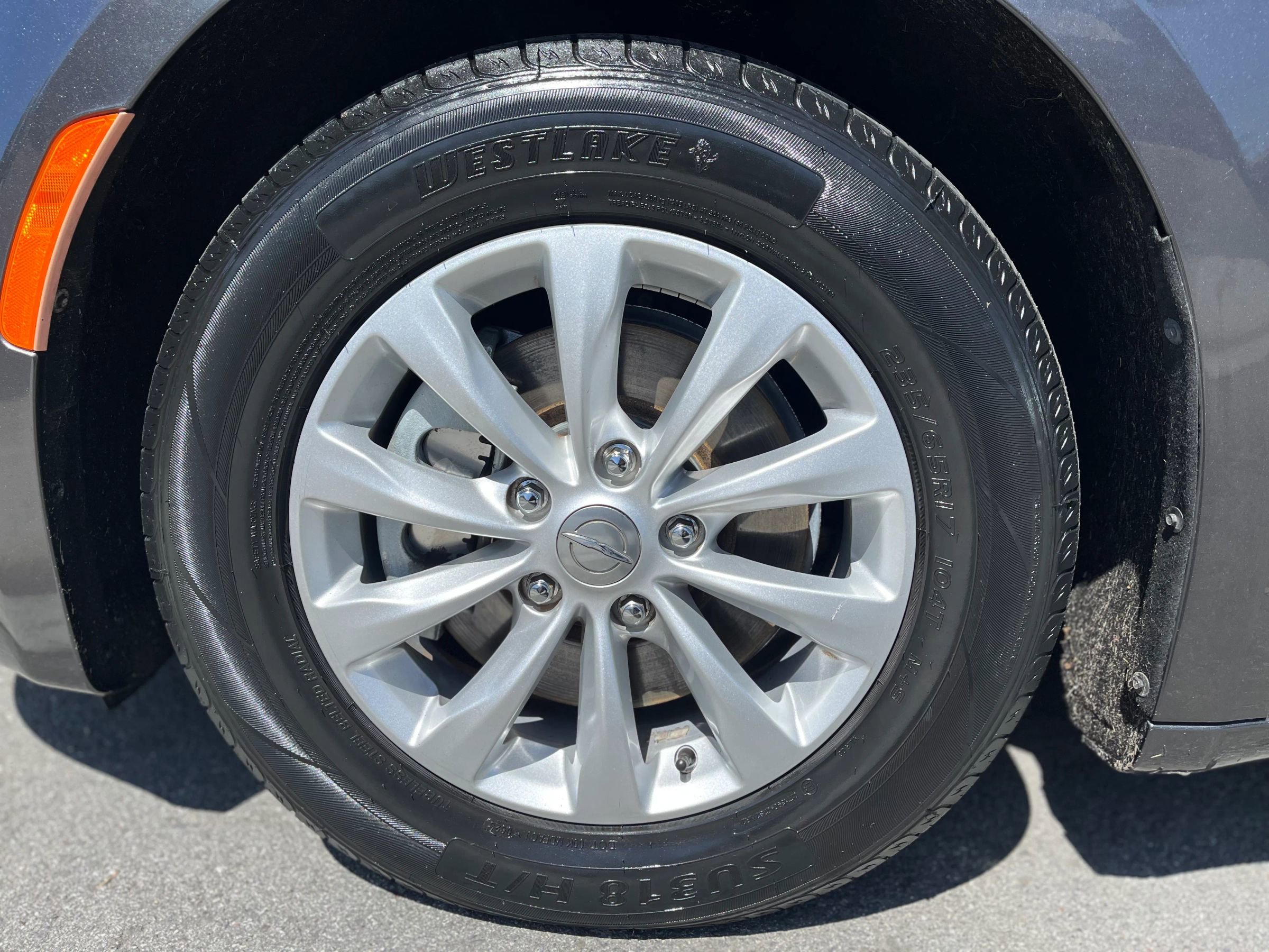 Used 2017 Chrysler Pacifica Touring-L FWD image 25