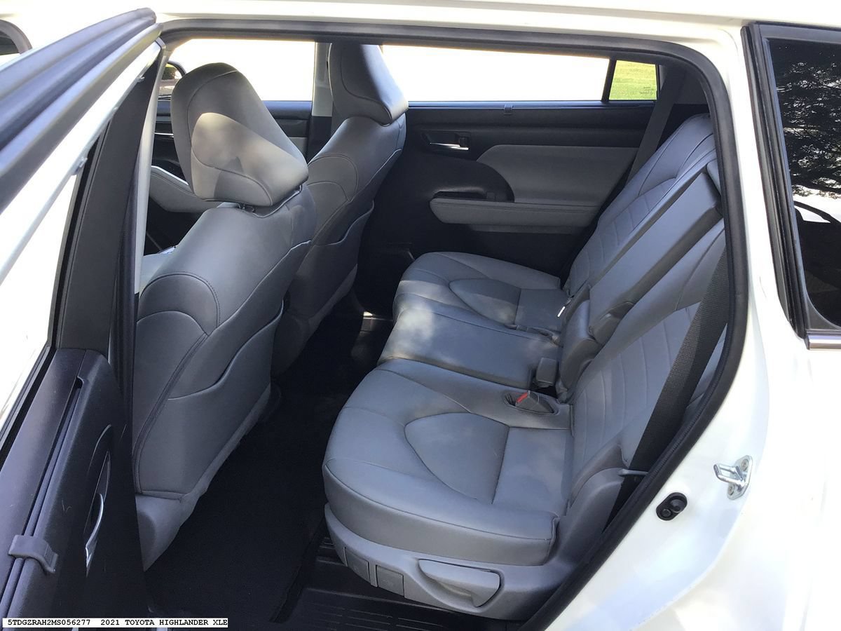 Used 2021 Toyota Highlander XLE FWD image 8