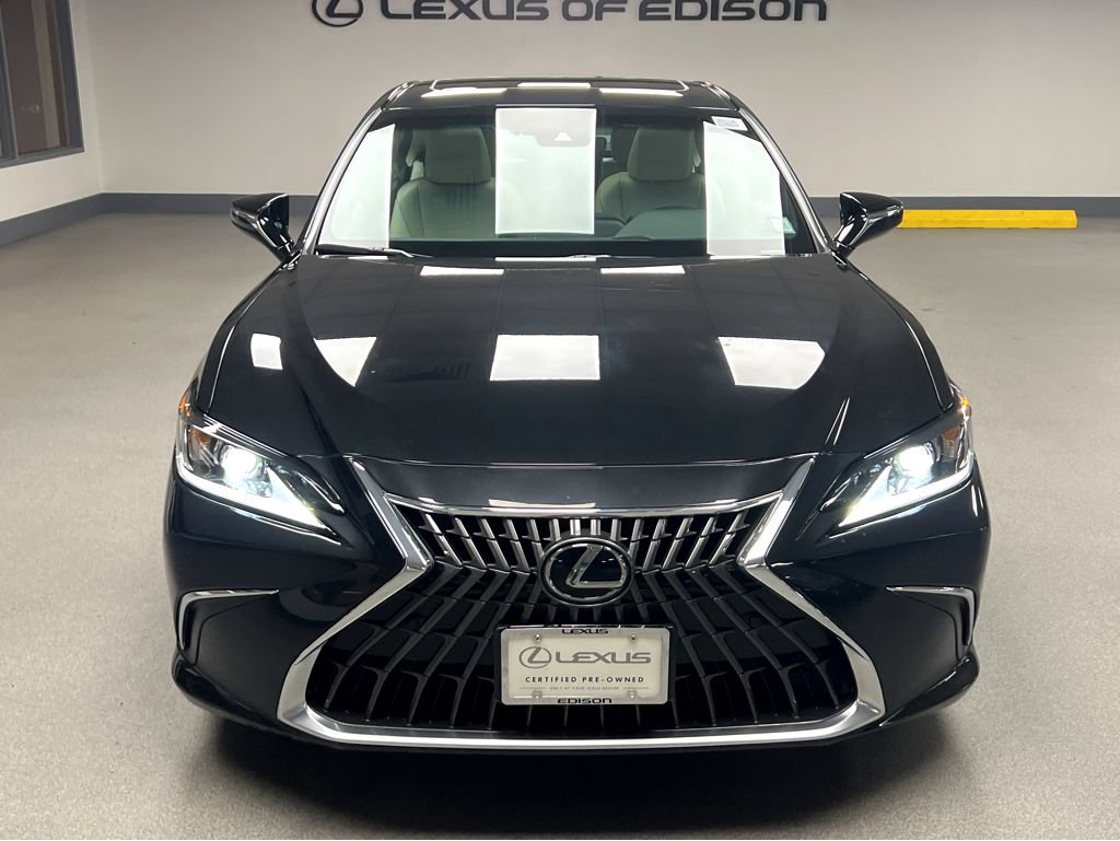 Used 2025 Lexus ES 300h w/ Premium Package FWD image 2