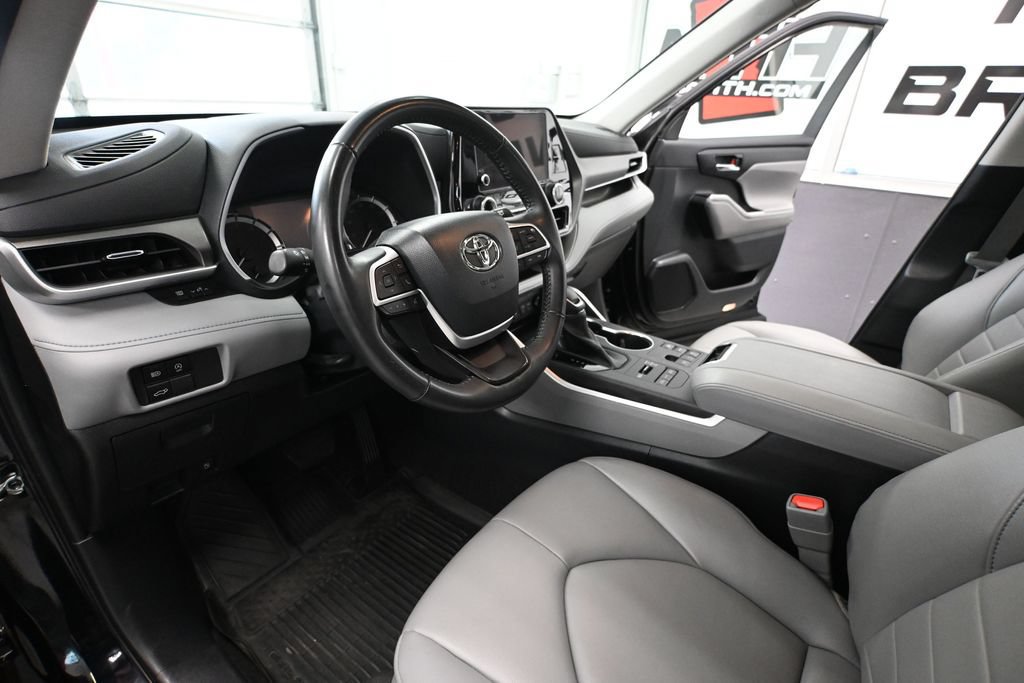 Used 2023 Toyota Highlander XLE AWD/4WD image 17