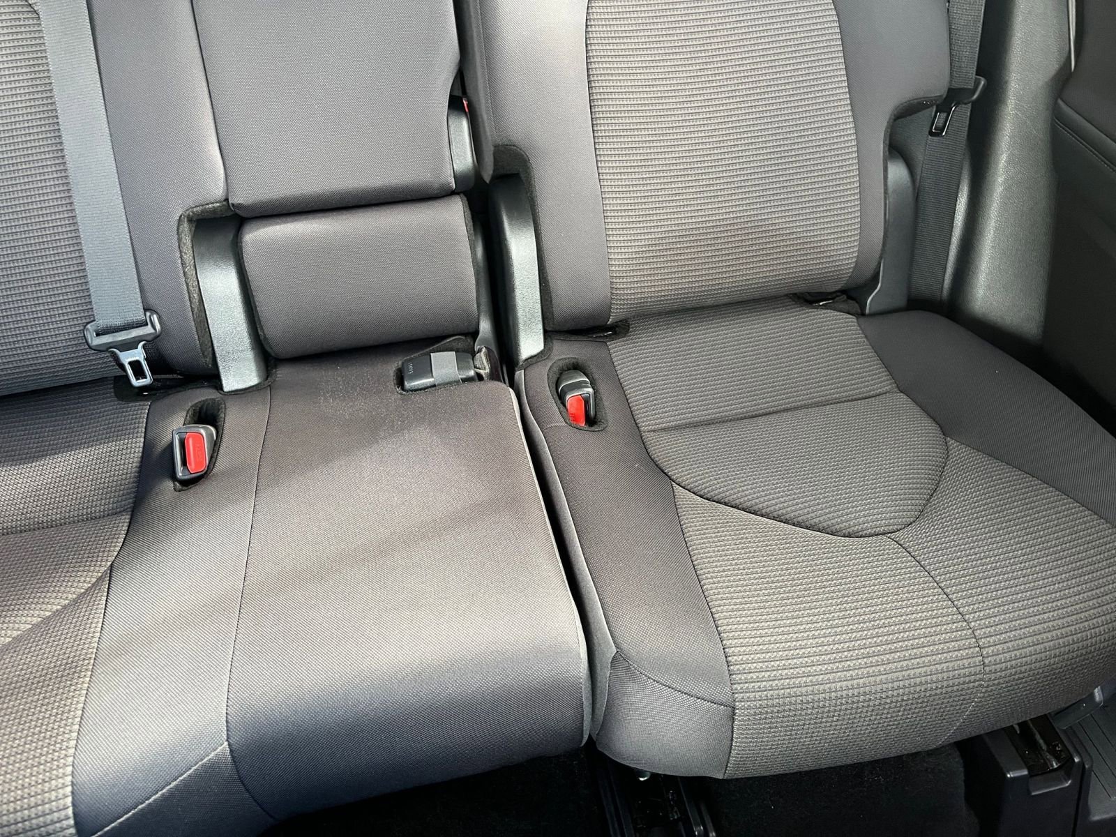 Used 2025 Toyota Highlander LE FWD image 39