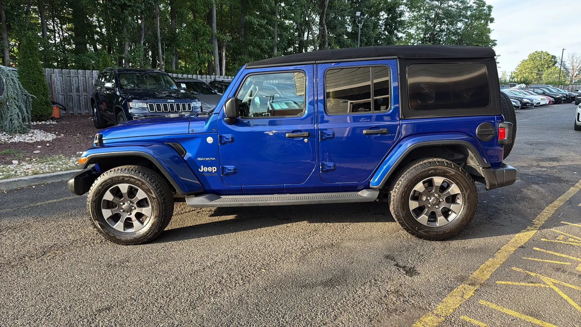 Used 2018 Jeep Wrangler Unlimited Sahara AWD/4WD image 8