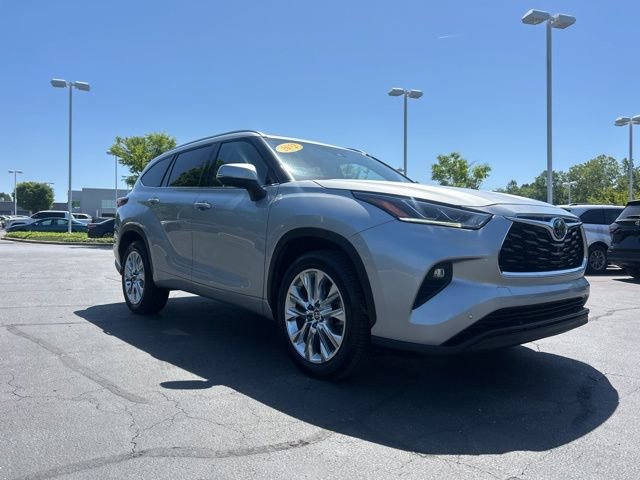 Used 2022 Toyota Highlander Limited FWD image 4