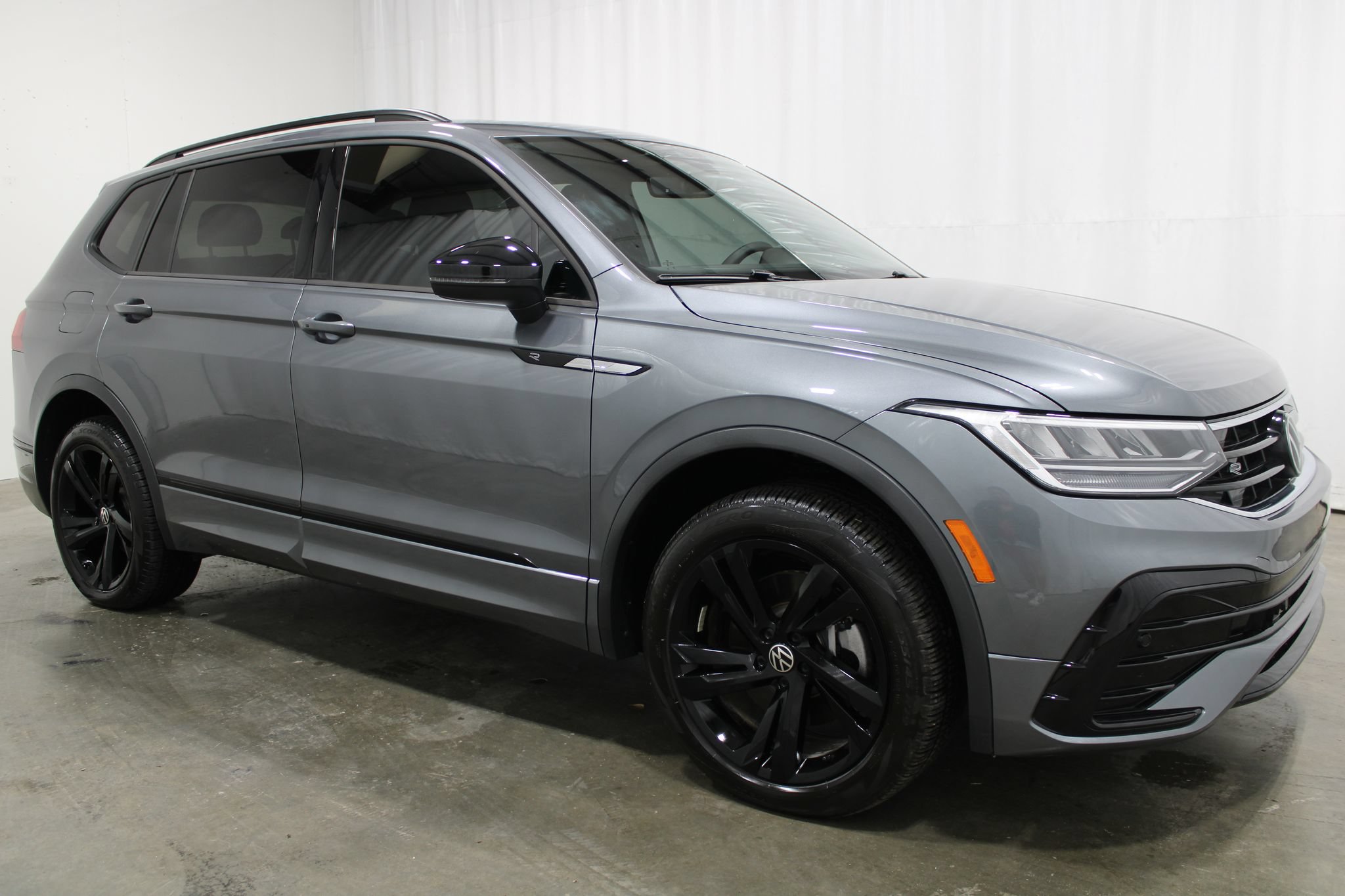 Used 2024 Volkswagen Tiguan SE R-Line AWD/4WD image 4