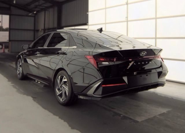 Used 2025 Hyundai Elantra SEL FWD image 6