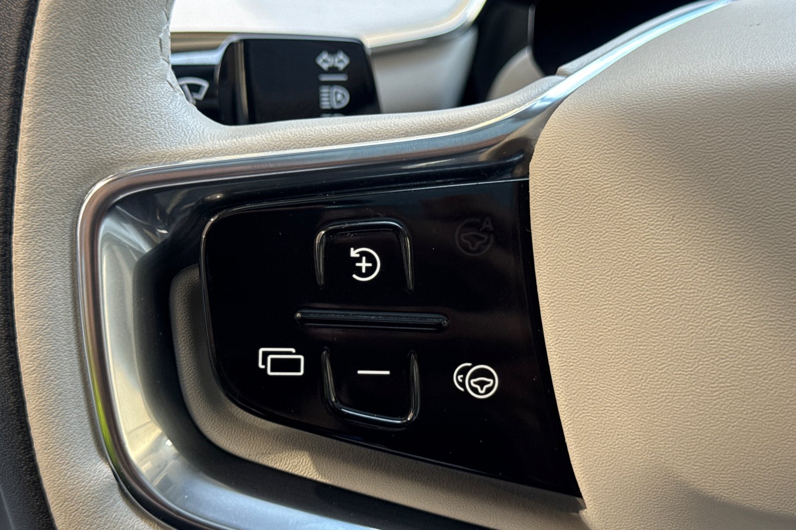 Certified 2025 Volvo EX90 Ultra AWD/4WD image 29
