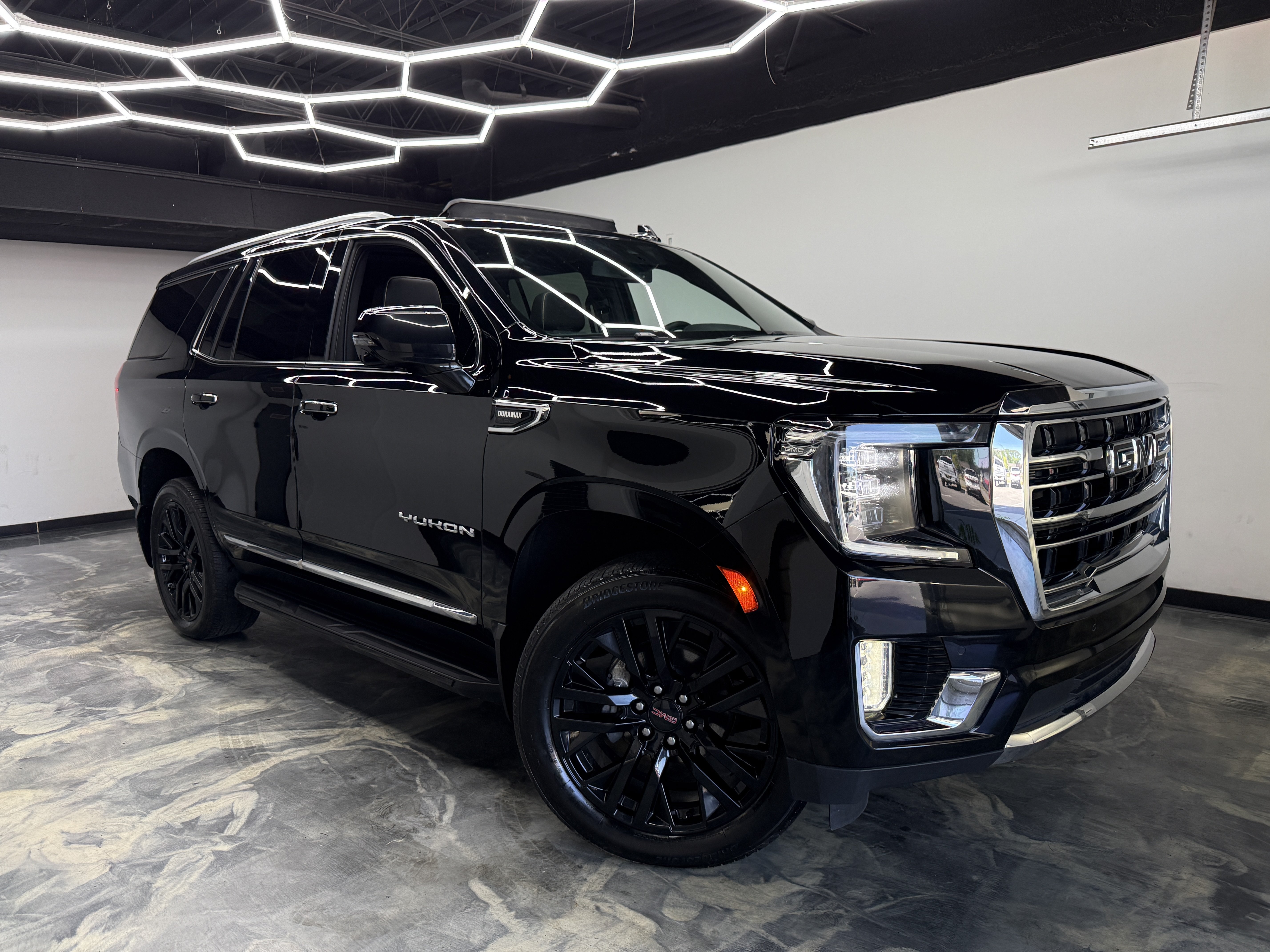Used 2023 GMC Yukon SLT w/ SLT Premium Package AWD/4WD image 6