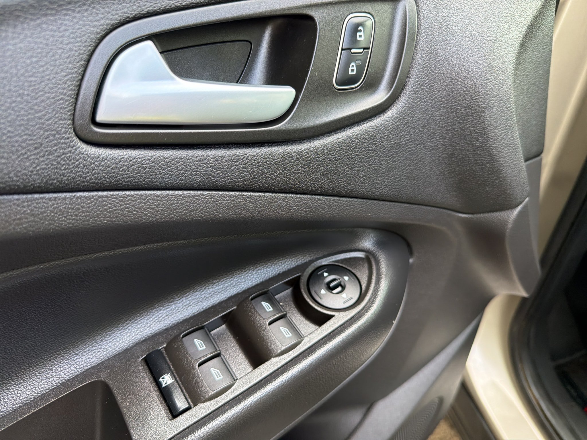 Used 2018 Ford Escape SE FWD image 16