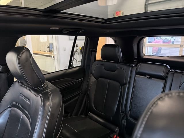 Used 2022 Jeep Grand Cherokee Overland AWD/4WD image 19