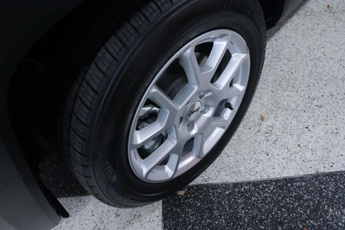 Used 2022 Jeep Renegade Latitude AWD/4WD image 36