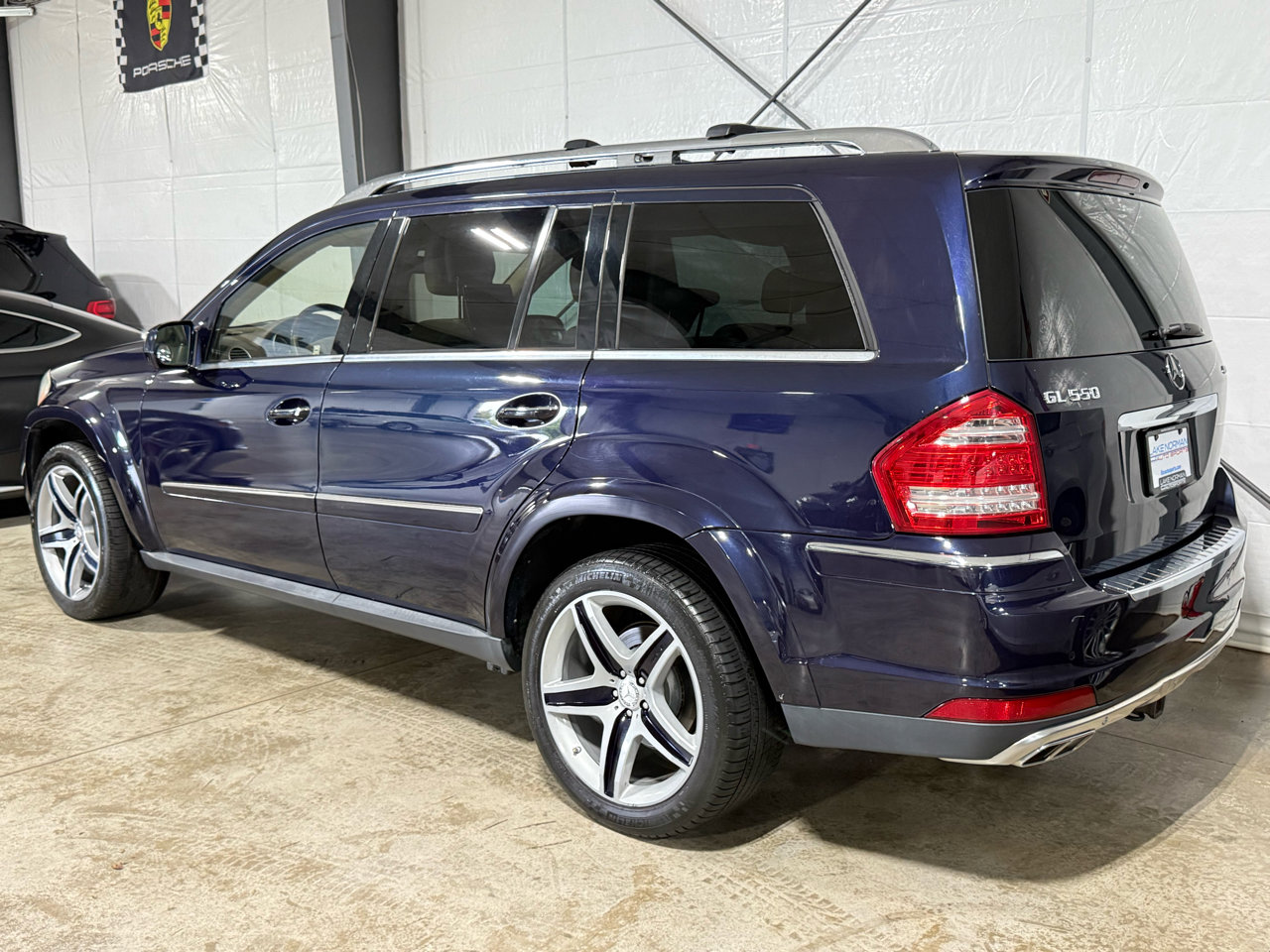 Used 2010 Mercedes-Benz GL 550 4MATIC image 4