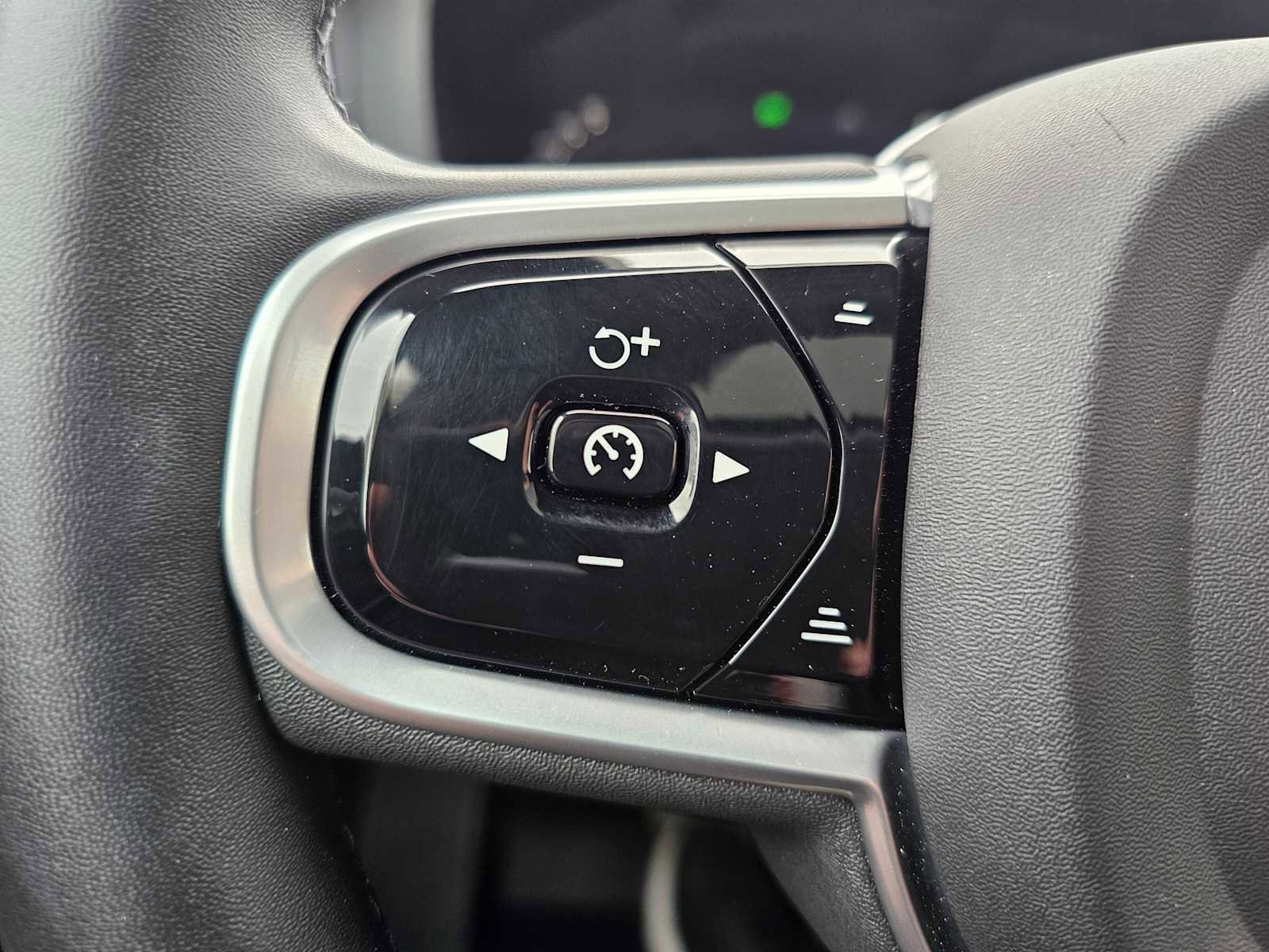 Used 2022 Volvo XC60 T8 R-Design w/ Advanced Package AWD/4WD image 34