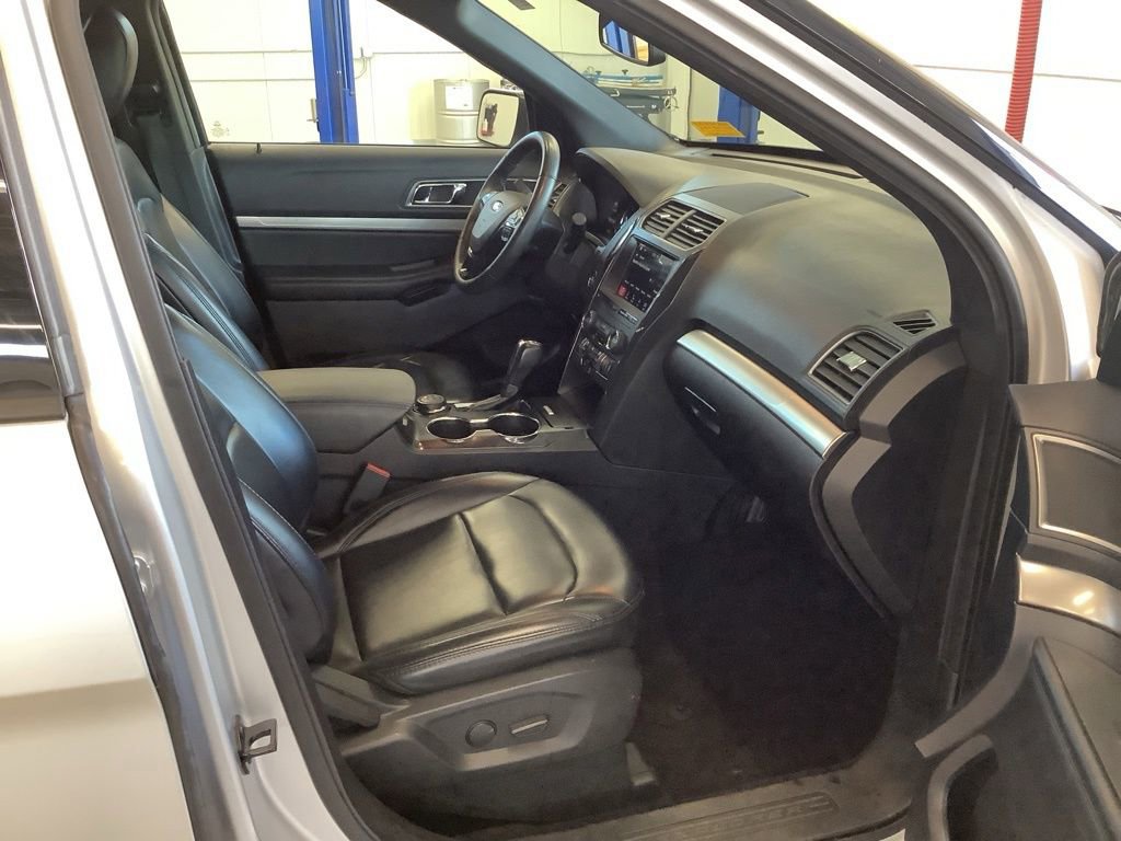 Used 2019 Ford Explorer XLT w/ Equipment Group 202A AWD/4WD image 23
