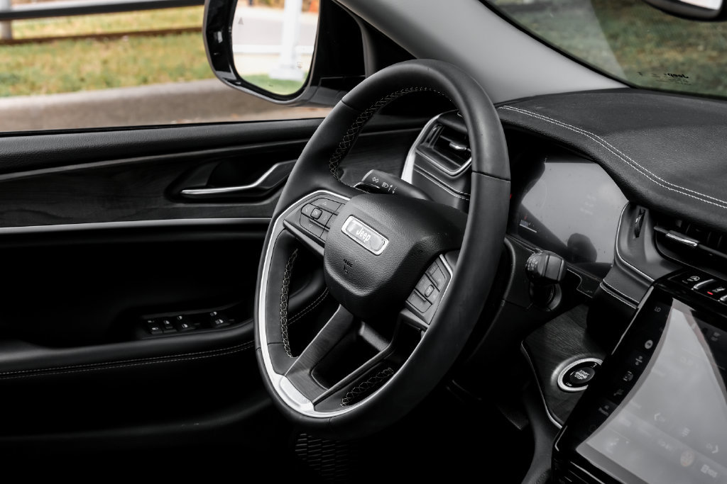 Used 2023 Jeep Grand Cherokee L Limited AWD/4WD image 25