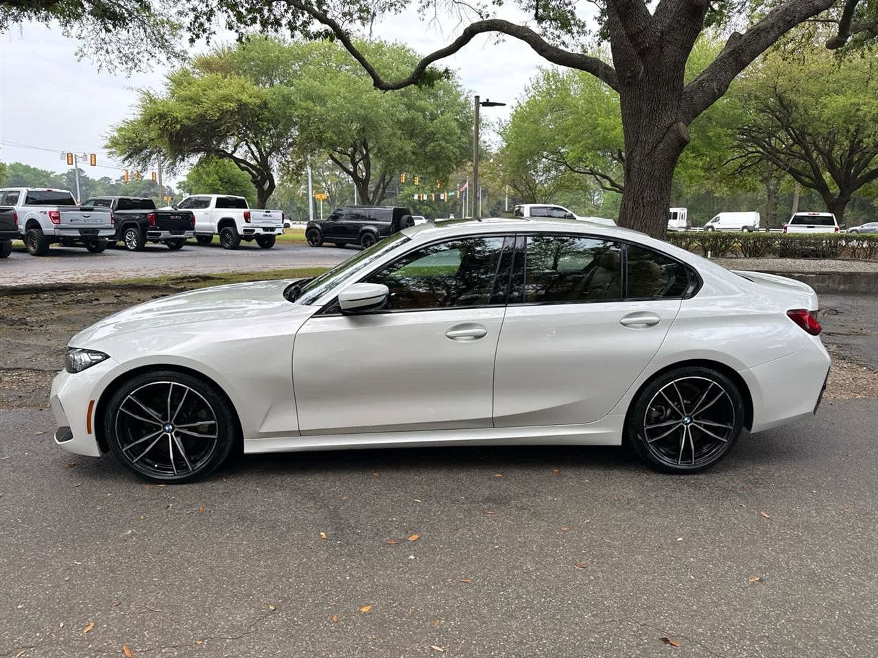 Used 2023 BMW 330i Sedan w/ M Sport Package RWD image 2